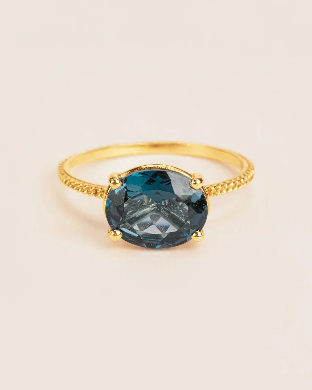 Chain 18K Gold Ring w. Topaz