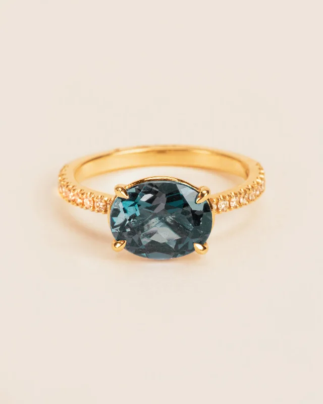 Eternity 18K Gold Ring w. Diamond & Topaz