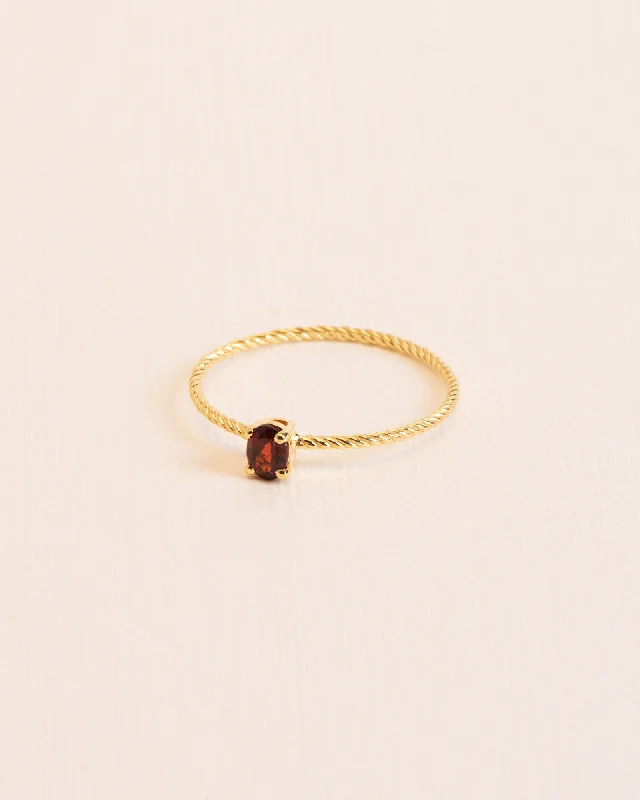 Twisted 18K Gold Ring w. Garnet